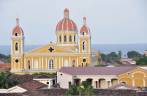 A Catedral e o Lago Nicarágua vistos do alto da torre da Igreja La Merced, em Granada, na Nicarágua
